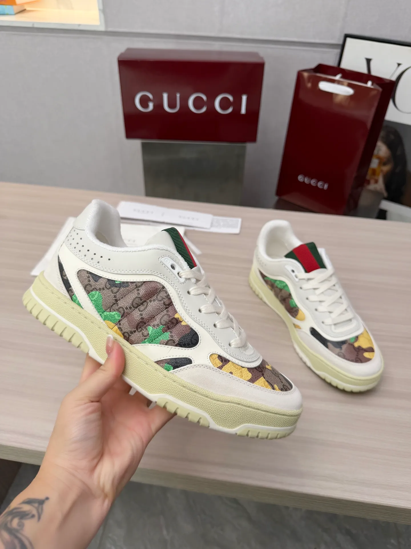 [G Home] P: 600💰 Men's Size: Men's 39-44 (45 custom-made) 🆕2025.GUCC Gucci original order quality The latest popular high and low top distressed couple sneakers series are shipped. Original purchase, development and production. This high and low top sneakers adopt a basketball-style silhouette design, cleverly integrated with hollow panels and distressed effects, showing unique ingenuity. The ingenuity incorporates brand logo details such as interlocking Double G styling accessories and Gucci lettering, a low-key tribute to the brand's design heritage. Exquisite packaging at the delivery counter 🛍📦 ▪️ Fabric: Original customized imported first-layer cowhide ▪️ Inner lining: Imported first-layer cowhide ▪️ Sole: Original molded two-color TPU sole ▪️ Sole thickness: 3cm